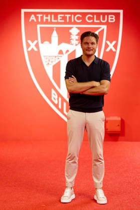 New Athletic Club head coach Edin Terzic Edin Terzic, new head coach of Athletic Club poses in front of the badge of Athletic Club during his presentation at San Mames on July 7, 2026, in Bilbao, Spain. Bilbao San Mames Basque Country Spain 0046_RLPrsETATH2K26__L2_3095 Copyright: xRicardoxLarreinax