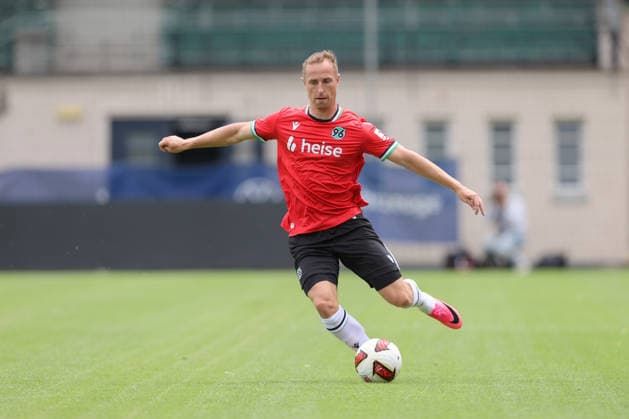 07.07.2026, xtgx, Fussball Testspiel, Hannover 96 - 1. FC Phönix Lübeck emspor, v.l. Maurice Neubauer (Hannover, 33) Freisteller, Einzelbild, Ganzkoerper, single frame (DFL DFB REGULATIONS PROHIBIT ANY USE OF PHOTOGRAPHS as IMAGE SEQUENCES and or QUASI-VIDEO) Hannover *** July 7, 2026, xtgx, soccer exhibition match, Hannover 96 vs. 1. FC Phönix Lübeck emspor, from left: Maurice Neubauer (Hannover), 33 cropped, single frame, full-body, single frame DFL DFB REGULATIONS PROHIBIT ANY USE OF PHOTOGRAPHS as IMAGE SEQUENCES and or QUASI-VIDEO Hannover