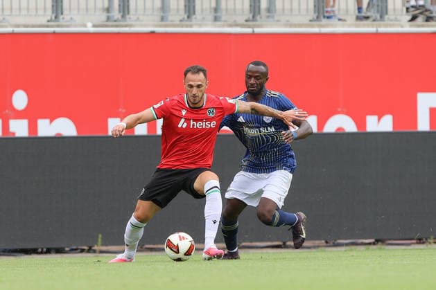 07.07.2026, xtgx, Fussball Testspiel, Hannover 96 - 1. FC Phönix Lübeck emspor, v.l. Virgil Ghita (Hannover, 5), Dusman Touray (Lübeck) Zweikampf, Duell, Kampf, tackle (DFL DFB REGULATIONS PROHIBIT ANY USE OF PHOTOGRAPHS as IMAGE SEQUENCES and or QUASI-VIDEO) Hannover *** July 7, 2026, xtgx, soccer friendly, Hannover 96 vs. 1 FC Phönix Lübeck emspor, from left: Virgil Ghita (Hannover), 5, Dusman Touray, Lübeck, tackle, duel, battle, DFL DFB REGULATIONS PROHIBIT ANY USE OF PHOTOGRAPHS AS IMAGE SEQUENCES AND OR QUASI-VIDEO, Hannover