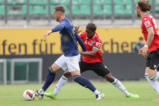 07.07.2026, xtgx, Fussball Testspiel, Hannover 96 - 1. FC Phönix Lübeck emspor, v.l. Jannes Vollert (Lübeck) Mwisho Mhango (Hannover, 21) Zweikampf, Duell, Kampf, tackle (DFL DFB REGULATIONS PROHIBIT ANY USE OF PHOTOGRAPHS as IMAGE SEQUENCES and or QUASI-VIDEO) Hannover *** July 7, 2026, xtgx, soccer exhibition match, Hannover 96 vs. 1. FC Phönix Lübeck emspor, from left: Jannes Vollert (Lübeck), Mwisho Mhango (Hannover), 21 Tackle, duel, battle, DFL and DFB regulations prohibit any use of photographs as image sequences and or quasi-video Hannover