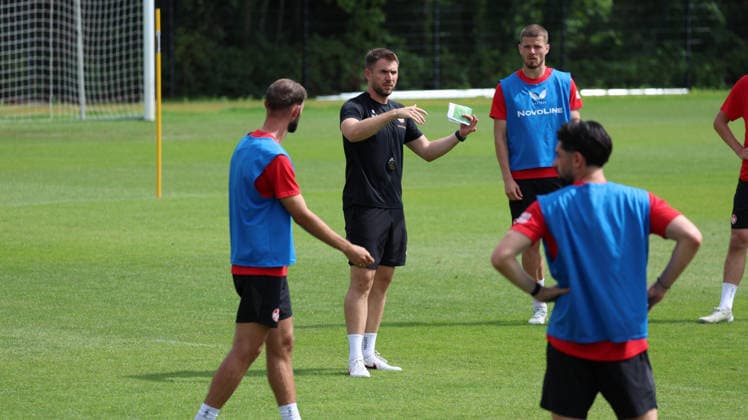 07.07.2026, xrekx, Fussball 2.Bundesliga, 1.FC Kaiserslautern - Training v.l. Max Lieberknecht Co-Trainer (1.FC Kaiserslautern) gibt Anweisungen, gestikuliert, mit den Armen gestikulieren gives instructions, gesticulate (DFL DFB REGULATIONS PROHIBIT ANY USE OF PHOTOGRAPHS as IMAGE SEQUENCES and or QUASI-VIDEO) Kaiserslautern *** July 7, 2026, xrekx, Soccer 2. Bundesliga, 1. FC Kaiserslautern Training: Max Lieberknecht, Assistant Coach of 1. FC Kaiserslautern, gives instructions, gesticulates with his arms, gesticulates DFL DFB REGULATIONS PROHIBIT ANY USE OF PHOTOGRAPHS as IMAGE SEQUENCES and or QUASI-VIDEO Kaiserslautern
