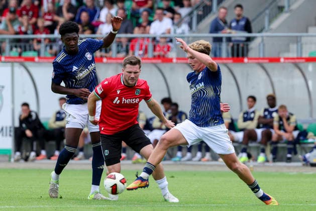 Karim Hueneburg (1. FC Phoenix Luebeck), Benjamin Kaellmann (Hannover 96) und Michel Dammeier (1. FC Phoenix Luebeck) kaempfen um den Ball, Friendly match, Hannover 96 v 1. FC Phoenix Luebeck, Eilenriedestadion am 07. July 2026 in Hannover, Deutschland. (Foto von Marco Steinbrenner DeFodi Images) Karim Hueneburg (1. FC Phoenix Luebeck), Benjamin Kaellmann (Hannover 96) und Michel Dammeier (1. FC Phoenix Luebeck) battle for the ball, Friendly match, Hannover 96 v 1. FC Phoenix Luebeck, , July 7, 2026 in Hanover, Germany. (Photo by Marco Steinbrenner DeFodi Images) - *** Karim Hueneburg of 1 FC Phoenix Lübeck, Benjamin Kaellmann of Hannover 96, and Michel Dammeier of 1 FC Phoenix Lübeck battle for the ball during a friendly match between Hannover 96 and 1 FC Phoenix Lübeck at Eilenriedestadion on July 7, 2026, in Hannover, Germany Photo by Marco Steinbrenner, DeFodi Images Karim Hueneburg of 1 FC Phoenix Lübeck, Benjamin Kaellmann of Hannover 96, and Michel Dammeier of 1 FC Phoenix Lübeck battle for the ball, Friendly match, Hannover 96 vs. 1 FC Phoenix Lübeck, , July 7, 2026, in Hanover, Germany. Photo by Marco Steinbrenner, DeFodi Images