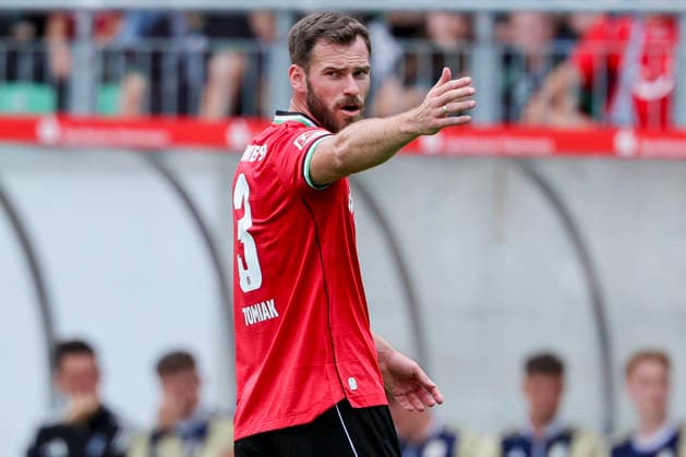 Boris Tomiak (Hannover 96) gestikuliert, Friendly match, Hannover 96 v 1. FC Phoenix Luebeck, Eilenriedestadion am 07. July 2026 in Hannover, Deutschland. (Foto von Marco Steinbrenner DeFodi Images) Boris Tomiak (Hannover 96) gestures, Friendly match, Hannover 96 v 1. FC Phoenix Luebeck, , July 7, 2026 in Hanover, Germany. (Photo by Marco Steinbrenner DeFodi Images) - *** Boris Tomiak of Hannover 96 gestures, Friendly match, Hannover 96 vs. 1 FC Phoenix Lübeck, Eilenriedestadion on July 7, 2026, in Hanover, Germany. Photo by Marco Steinbrenner, DeFodi Images. Boris Tomiak of Hannover 96 gestures, Friendly match, Hannover 96 vs. 1 FC Phoenix Lübeck, July 7, 2026, in Hanover, Germany. Photo by Marco Steinbrenner, DeFodi Images