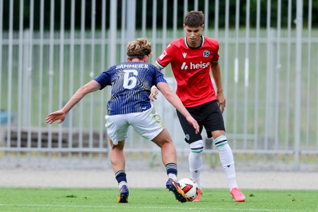 Michel Dammeier (1. FC Phoenix Luebeck) und Tycan Kurt (Hannover 96) kaempfen um den Ball, Friendly match, Hannover 96 v 1. FC Phoenix Luebeck, Eilenriedestadion am 07. July 2026 in Hannover, Deutschland. (Foto von Marco Steinbrenner DeFodi Images) Michel Dammeier (1. FC Phoenix Luebeck) und Tycan Kurt (Hannover 96) battle for the ball, Friendly match, Hannover 96 v 1. FC Phoenix Luebeck, , July 7, 2026 in Hanover, Germany. (Photo by Marco Steinbrenner DeFodi Images) - *** Michel Dammeier of 1 FC Phoenix Lübeck and Tycan Kurt of Hannover 96 battle for the ball, Friendly match, Hannover 96 vs. 1 FC Phoenix Lübeck, Eilenriedestadion on July 7, 2026, in Hannover, Germany Photo by Marco Steinbrenner, DeFodi Images Michel Dammeier of 1 FC Phoenix Lübeck and Tycan Kurt of Hannover 96 battle for the ball, Friendly match, Hannover 96 vs. 1 FC Phoenix Lübeck, , July 7, 2026, in Hanover, Germany. Photo by Marco Steinbrenner, DeFodi Images