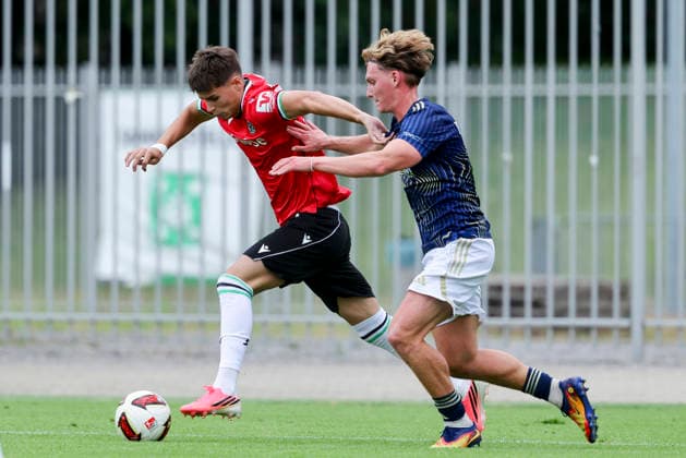 Tycan Kurt (Hannover 96) und Michel Dammeier (1. FC Phoenix Luebeck) kaempfen um den Ball, Friendly match, Hannover 96 v 1. FC Phoenix Luebeck, Eilenriedestadion am 07. July 2026 in Hannover, Deutschland. (Foto von Marco Steinbrenner DeFodi Images) Tycan Kurt (Hannover 96) und Michel Dammeier (1. FC Phoenix Luebeck) battle for the ball, Friendly match, Hannover 96 v 1. FC Phoenix Luebeck, , July 7, 2026 in Hanover, Germany. (Photo by Marco Steinbrenner DeFodi Images) - *** Tycan Kurt of Hannover 96 and Michel Dammeier of 1 FC Phoenix Lübeck battle for the ball, Friendly match, Hannover 96 vs. 1 FC Phoenix Lübeck, Eilenriedestadion on July 7, 2026, in Hannover, Germany Photo by Marco Steinbrenner, DeFodi Images Tycan Kurt of Hannover 96 and Michel Dammeier of 1 FC Phoenix Lübeck battle for the ball, Friendly match, Hannover 96 vs. 1 FC Phoenix Lübeck, , July 7, 2026, in Hanover, Germany. Photo by Marco Steinbrenner, DeFodi Images