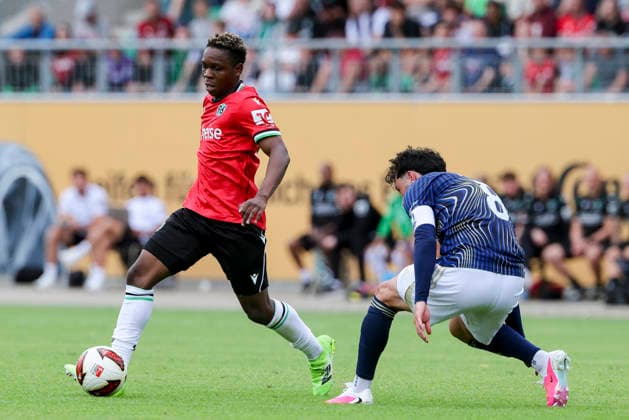 Mwisho Mhango (Hannover 96) und Fabio Maiolo (1. FC Phoenix Luebeck) kaempfen um den Ball, Friendly match, Hannover 96 v 1. FC Phoenix Luebeck, Eilenriedestadion am 07. July 2026 in Hannover, Deutschland. (Foto von Marco Steinbrenner DeFodi Images) Mwisho Mhango (Hannover 96) und Fabio Maiolo (1. FC Phoenix Luebeck) battle for the ball, Friendly match, Hannover 96 v 1. FC Phoenix Luebeck, , July 7, 2026 in Hanover, Germany. (Photo by Marco Steinbrenner DeFodi Images) - *** Mwisho Mhango of Hannover 96 and Fabio Maiolo of 1 FC Phoenix Lübeck battle for the ball, Friendly match, Hannover 96 vs. 1 FC Phoenix Lübeck, Eilenriedestadion on July 7, 2026, in Hannover, Germany Photo by Marco Steinbrenner DeFodi Images Mwisho Mhango of Hannover 96 and Fabio Maiolo of 1 FC Phoenix Lübeck battle for the ball, Friendly match, Hannover 96 vs. 1 FC Phoenix Lübeck, , July 7, 2026, in Hanover, Germany. Photo by Marco Steinbrenner, DeFodi Images