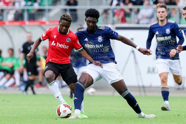Mwisho Mhango (Hannover 96) und Karim Hueneburg (1. FC Phoenix Luebeck) kaempfen um den Ball, Friendly match, Hannover 96 v 1. FC Phoenix Luebeck, Eilenriedestadion am 07. July 2026 in Hannover, Deutschland. (Foto von Marco Steinbrenner DeFodi Images) Mwisho Mhango (Hannover 96) und Karim Hueneburg (1. FC Phoenix Luebeck) battle for the ball, Friendly match, Hannover 96 v 1. FC Phoenix Luebeck, , July 7, 2026 in Hanover, Germany. (Photo by Marco Steinbrenner DeFodi Images) - *** Mwisho Mhango of Hannover 96 and Karim Hueneburg of 1 FC Phoenix Lübeck battle for the ball, Friendly match, Hannover 96 vs. 1 FC Phoenix Lübeck, Eilenriedestadion on July 7, 2026, in Hannover, Germany Photo by Marco Steinbrenner DeFodi Images Mwisho Mhango of Hannover 96 and Karim Hueneburg of 1 FC Phoenix Lübeck battle for the ball, Friendly match, Hannover 96 vs. 1 FC Phoenix Lübeck, , July 7, 2026, in Hanover, Germany. Photo by Marco Steinbrenner, DeFodi Images
