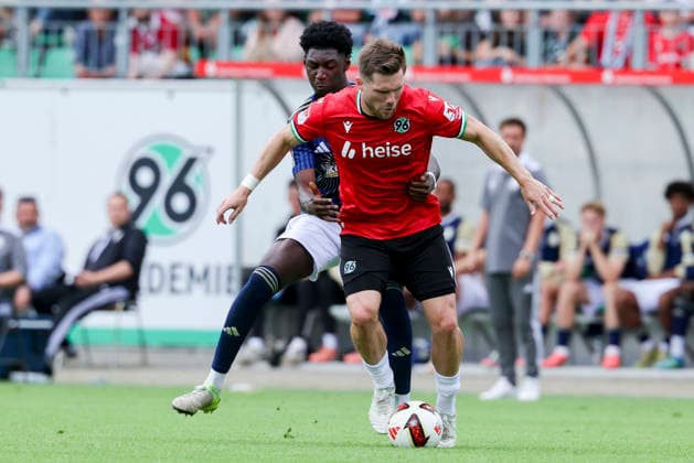 Karim Hueneburg (1. FC Phoenix Luebeck) und Benjamin Kaellmann (Hannover 96) kaempfen um den Ball, Friendly match, Hannover 96 v 1. FC Phoenix Luebeck, Eilenriedestadion am 07. July 2026 in Hannover, Deutschland. (Foto von Marco Steinbrenner DeFodi Images) Karim Hueneburg (1. FC Phoenix Luebeck) und Benjamin Kaellmann (Hannover 96) battle for the ball, Friendly match, Hannover 96 v 1. FC Phoenix Luebeck, , July 7, 2026 in Hanover, Germany. (Photo by Marco Steinbrenner DeFodi Images) - *** Karim Hueneburg of 1 FC Phoenix Lübeck and Benjamin Kaellmann of Hannover 96 battle for the ball, Friendly match, Hannover 96 vs. 1 FC Phoenix Lübeck, Eilenriedestadion on July 7, 2026, in Hannover, Germany Photo by Marco Steinbrenner, DeFodi Images Karim Hueneburg of 1 FC Phoenix Lübeck and Benjamin Kaellmann of Hannover 96 battle for the ball, Friendly match, Hannover 96 vs. 1 FC Phoenix Lübeck, , July 7, 2026, in Hanover, Germany. Photo by Marco Steinbrenner, DeFodi Images