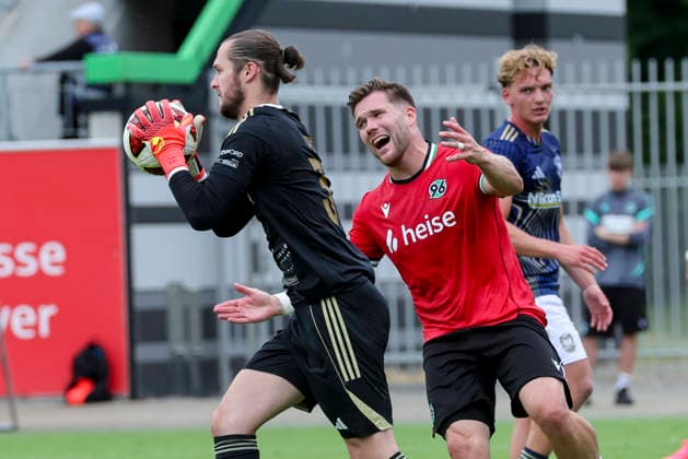 Torhueter Tim Kips (1. FC Phoenix Luebeck) und Benjamin Kaellmann (Hannover 96) kaempfen um den Ball, Friendly match, Hannover 96 v 1. FC Phoenix Luebeck, Eilenriedestadion am 07. July 2026 in Hannover, Deutschland. (Foto von Marco Steinbrenner DeFodi Images) Torhueter Tim Kips (1. FC Phoenix Luebeck) und Benjamin Kaellmann (Hannover 96) battle for the ball, Friendly match, Hannover 96 v 1. FC Phoenix Luebeck, , July 7, 2026 in Hanover, Germany. (Photo by Marco Steinbrenner DeFodi Images) - *** Goalkeeper Tim Kips of 1 FC Phoenix Lübeck and Benjamin Kaellmann of Hannover 96 battle for the ball, Friendly match, Hannover 96 vs. 1 FC Phoenix Lübeck, Eilenriedestadion on July 7, 2026, in Hannover, Germany Photo by Marco Steinbrenner, DeFodi Images Goalkeeper Tim Kips of 1 FC Phoenix Lübeck and Benjamin Kaellmann of Hannover 96 battle for the ball, Friendly match, Hannover 96 vs. 1 FC Phoenix Lübeck, , July 7, 2026, in Hanover, Germany. Photo by Marco Steinbrenner, DeFodi Images