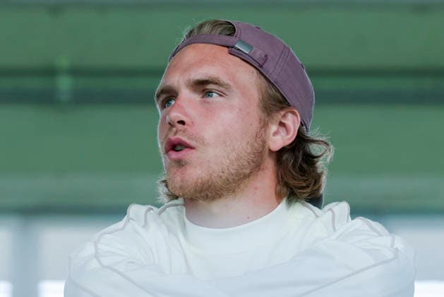 Lars Gindorf (Hannover 96) sitzt auf der Tribuene und verfolgt das Spiel, Friendly match, Hannover 96 v 1. FC Phoenix Luebeck, Eilenriedestadion am 07. July 2026 in Hannover, Deutschland. (Foto von Marco Steinbrenner DeFodi Images) Lars Gindorf (Hannover 96) sits in the stands watches the match, Friendly match, Hannover 96 v 1. FC Phoenix Luebeck, , July 7, 2026 in Hanover, Germany. (Photo by Marco Steinbrenner DeFodi Images) - *** Lars Gindorf of Hannover 96 sits in the stands watching the game, a friendly match between Hannover 96 and 1 FC Phoenix Lübeck, at Eilenriedestadion on July 7, 2026, in Hannover, Germany. Photo by Marco Steinbrenner, DeFodi Images. Lars Gindorf of Hannover 96 sits in the stands watching the match—a friendly between Hannover 96 and 1 FC Phoenix Lübeck—on July 7, 2026, in Hanover, Germany. Photo by Marco Steinbrenner, DeFodi Images.