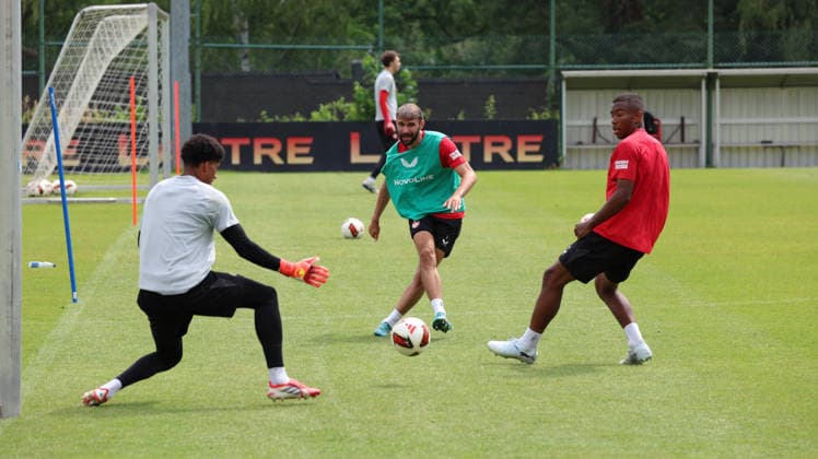 07.07.2026, xrekx, Fussball 2.Bundesliga, 1.FC Kaiserslautern - Training v.l. Yannick Onohiol (1.FC Kaiserslautern) Simon Asta (1.FC Kaiserslautern) David Schramm (1.FC Kaiserslautern) (DFL DFB REGULATIONS PROHIBIT ANY USE OF PHOTOGRAPHS as IMAGE SEQUENCES and or QUASI-VIDEO) Kaiserslautern *** July 7, 2026, xrekx, Soccer 2. Bundesliga, 1 FC Kaiserslautern Training v l Yannick Onohiol 1 FC Kaiserslautern Simon Asta 1 FC Kaiserslautern David Schramm 1 FC Kaiserslautern DFL DFB REGULATIONS PROHIBIT ANY USE OF PHOTOGRAPHS AS IMAGE SEQUENCES AND OR QUASI VIDEO Kaiserslautern