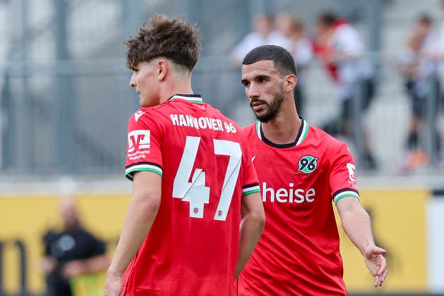 Alexander Vogel (Hannover 96) bejubelt seinen Treffer zum 2:0 mit Waniss Taibi (Hannover 96), Friendly match, Hannover 96 v 1. FC Phoenix Luebeck, Eilenriedestadion am 07. July 2026 in Hannover, Deutschland. (Foto von Marco Steinbrenner DeFodi Images) Alexander Vogel (Hannover 96) celebrates after scoring his teams second goal with Waniss Taibi (Hannover 96), Friendly match, Hannover 96 v 1. FC Phoenix Luebeck, , July 7, 2026 in Hanover, Germany. (Photo by Marco Steinbrenner DeFodi Images) - *** Alexander Vogel of Hannover 96 celebrates his goal to make it 2–0 with Waniss Taibi of Hannover 96, Friendly match, Hannover 96 vs. 1 FC Phoenix Lübeck, Eilenriedestadion on July 7, 2026, in Hannover, Germany Photo by Marco Steinbrenner, DeFodi Images Alexander Vogel of Hannover 96 celebrates after scoring his team’s second goal with Waniss Taibi of Hannover 96, Friendly match, Hannover 96 vs. 1 FC Phoenix Lübeck, , July 7, 2026, in Hanover, Germany. Photo by Marco Steinbrenner, DeFodi Images