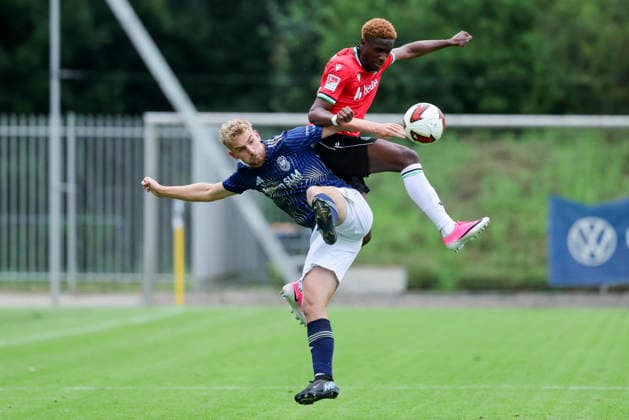 Philippe Markvoort (1. FC Phoenix Luebeck) und Williams Kokolo (Hannover 96) kaempfen um den Ball, Friendly match, Hannover 96 v 1. FC Phoenix Luebeck, Eilenriedestadion am 07. July 2026 in Hannover, Deutschland. (Foto von Marco Steinbrenner DeFodi Images) Philippe Markvoort (1. FC Phoenix Luebeck) und Williams Kokolo (Hannover 96) battle for the ball, Friendly match, Hannover 96 v 1. FC Phoenix Luebeck, , July 7, 2026 in Hanover, Germany. (Photo by Marco Steinbrenner DeFodi Images) - *** Philippe Markvoort of 1 FC Phoenix Lübeck and Williams Kokolo of Hannover 96 battle for the ball, Friendly match, Hannover 96 vs. 1 FC Phoenix Lübeck, Eilenriedestadion on July 7, 2026, in Hannover, Germany Photo by Marco Steinbrenner DeFodi Images Philippe Markvoort of 1 FC Phoenix Lübeck and Williams Kokolo of Hannover 96 battle for the ball, Friendly match, Hannover 96 vs. 1 FC Phoenix Lübeck, , July 7, 2026, in Hanover, Germany. Photo by Marco Steinbrenner, DeFodi Images