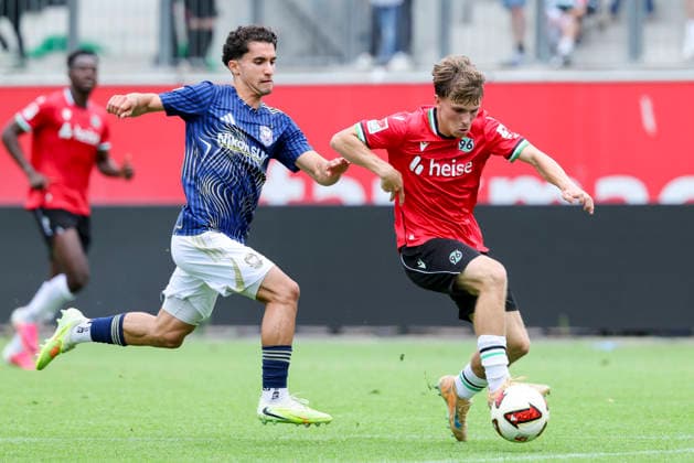 Julius Kliti (1. FC Phoenix Luebeck) und Tom Hobrecht (Hannover 96) kaempfen um den Ball, Friendly match, Hannover 96 v 1. FC Phoenix Luebeck, Eilenriedestadion am 07. July 2026 in Hannover, Deutschland. (Foto von Marco Steinbrenner DeFodi Images) Julius Kliti (1. FC Phoenix Luebeck) und Tom Hobrecht (Hannover 96) battle for the ball, Friendly match, Hannover 96 v 1. FC Phoenix Luebeck, , July 7, 2026 in Hanover, Germany. (Photo by Marco Steinbrenner DeFodi Images) - *** Julius Kliti of 1 FC Phoenix Lübeck and Tom Hobrecht of Hannover 96 battle for the ball, Friendly match, Hannover 96 vs. 1 FC Phoenix Lübeck, Eilenriedestadion on July 7, 2026, in Hannover, Germany Photo by Marco Steinbrenner DeFodi Images Julius Kliti of 1 FC Phoenix Lübeck and Tom Hobrecht of Hannover 96 battle for the ball, Friendly match, Hannover 96 vs. 1 FC Phoenix Lübeck, , July 7, 2026, in Hanover, Germany. Photo by Marco Steinbrenner, DeFodi Images