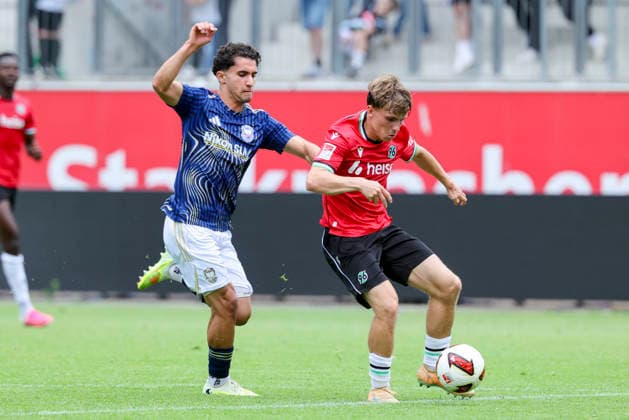 Julius Kliti (1. FC Phoenix Luebeck) und Tom Hobrecht (Hannover 96) kaempfen um den Ball, Friendly match, Hannover 96 v 1. FC Phoenix Luebeck, Eilenriedestadion am 07. July 2026 in Hannover, Deutschland. (Foto von Marco Steinbrenner DeFodi Images) Julius Kliti (1. FC Phoenix Luebeck) und Tom Hobrecht (Hannover 96) battle for the ball, Friendly match, Hannover 96 v 1. FC Phoenix Luebeck, , July 7, 2026 in Hanover, Germany. (Photo by Marco Steinbrenner DeFodi Images) - *** Julius Kliti of 1 FC Phoenix Lübeck and Tom Hobrecht of Hannover 96 battle for the ball, Friendly match, Hannover 96 vs. 1 FC Phoenix Lübeck, Eilenriedestadion on July 7, 2026, in Hannover, Germany Photo by Marco Steinbrenner DeFodi Images Julius Kliti of 1 FC Phoenix Lübeck and Tom Hobrecht of Hannover 96 battle for the ball, Friendly match, Hannover 96 vs. 1 FC Phoenix Lübeck, , July 7, 2026, in Hanover, Germany. Photo by Marco Steinbrenner, DeFodi Images
