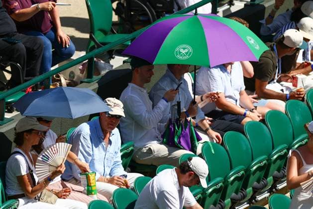 Spectators sheltering from the sun Wimbledon Tennis Championships, Day 9, The All England Lawn Tennis and Croquet Club, London, UK - 07 Jul 2026London The All England Lawn Tennis and United Kingdom  Copyright: xJamesxMarsh Shutterstockx 16978027ak