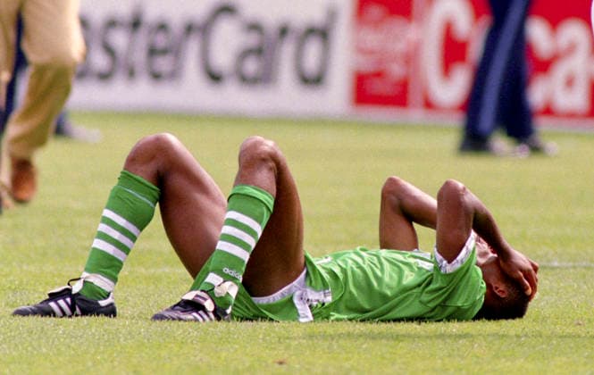 940705 Football, FIFA World Cup, WM, Weltmeisterschaft, Fussball 1994 (USA), Round of 16, Nigeria - Italy 1-2: Nigerias Sunday Oliseh is dejected after the game. Photo: BILDBYRAN M013_17 940705nigita nigeria italien m013_17 attondelsfinal round of 16 italy nigeria v italy scanx dia bbeng fotboll football soccer VM VM94 VM1994 VM 1994 fotbolls-vm fifa world cup 940705 world championships världsmästerskap foxboro stadium boston july 05 1994 *** 940705 Soccer, 1994 FIFA World Cup in the U.S., Round of 16, Nigeria vs. Italy 1–2 Nigeria’s Sunday Oliseh is dejected after the game Photo BILDBYRAN M013 17 940705nigita nigeria italy m013 17 round of 16 italy nigeria v italy scanx dia bbeng soccer football World Cup WC94 WC1994 World Cup 1994 FIFA World Cup 940705 world championships Foxboro Stadium Boston July 5, 1994  Copyright: BILDBYRAN BB940705BB088