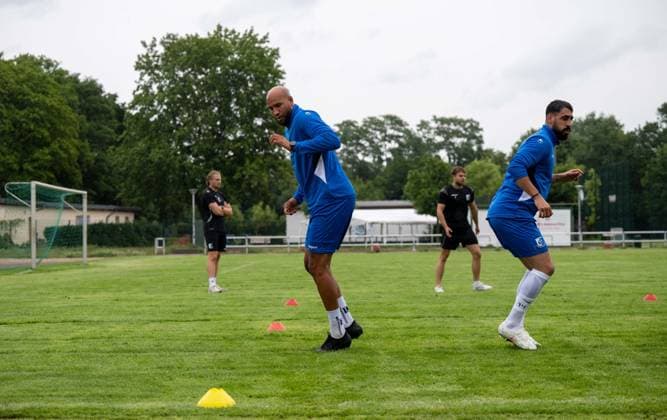 Fußball, Herren, Saison 2026 2027, Regionalliga Nordost, VSG Altglienicke, Training, v. l. John Antony Brooks (VSG Altglienicke), Tolga Cigerci (VSG Altglienicke), 07.07. 2026, *** Soccer, Men s, 2026–2027 Season, Regionalliga Nordost, VSG Altglienicke, Practice, from left: John Antony Brooks (VSG Altglienicke), Tolga Cigerci (VSG Altglienicke), July 7, 2026, Copyright: xMatthiasxKochx