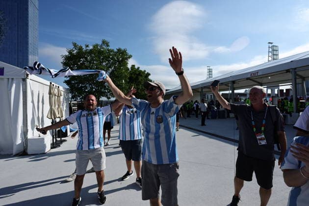 FIFA World Cup, WM, Weltmeisterschaft, Fussball 2026 - Round of 16 - Argentina vs Egypt Supporters of Argentina pose for a photo as they make their way to the stadium ahead of the FIFA World Cup 2026 Round of 16 match Argentina against Egypt, in Atlanta, USA, 07 July 2026. ATLANTA United States  Copyright: xRONALDxWITTEKx