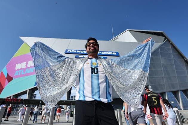 FIFA World Cup, WM, Weltmeisterschaft, Fussball 2026 - Round of 16 - Argentina vs Egypt Supporters of Argentina pose for a photo as they make their way to the stadium ahead of the FIFA World Cup 2026 Round of 16 match Argentina against Egypt, in Atlanta, USA, 07 July 2026. ATLANTA United States  Copyright: xRONALDxWITTEKx