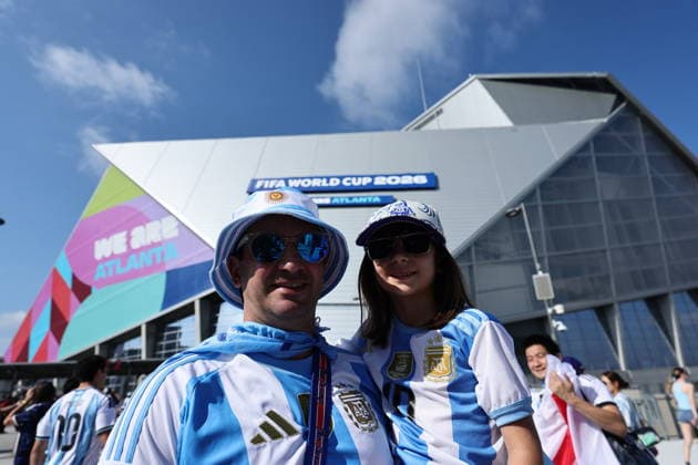 FIFA World Cup, WM, Weltmeisterschaft, Fussball 2026 - Round of 16 - Argentina vs Egypt Supporters of Argentina pose for a photo as they make their way to the stadium ahead of the FIFA World Cup 2026 Round of 16 match Argentina against Egypt, in Atlanta, USA, 07 July 2026. ATLANTA United States  Copyright: xRONALDxWITTEKx