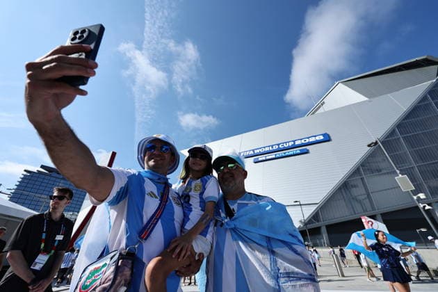 FIFA World Cup, WM, Weltmeisterschaft, Fussball 2026 - Round of 16 - Argentina vs Egypt Supporters of Argentina pose for a photo as they make their way to the stadium ahead of the FIFA World Cup 2026 Round of 16 match Argentina against Egypt, in Atlanta, USA, 07 July 2026. ATLANTA United States  Copyright: xRONALDxWITTEKx