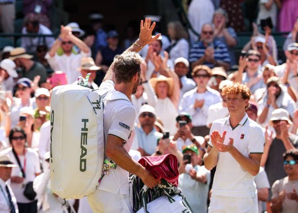 Jan-Lennard Struff winkt und bedankt sich bei den Zuschauern,Fans nach seiner Niederlage,unscharf im Hintergrund applaudiert der Sieger Jannik Sinner, Herren Einzel, Men s Singles Tennis - Wimbledon 2026 - Grand Slam ITF ATP, Tennis Herren WTA, Tennis Damen - AELTC - London - - Great Britain - 7 July 2026. *** Jan Lennard Struff waves and thanks the spectators and fans after his loss; in the background, out of focus, the winner, Jannik Sinner, applauds. Men s Singles, Men’s Singles Tennis Wimbledon 2026 Grand Slam ITF ATP WTA AELTC London Great Britain July 7, 2026 Copyright: xJuergenxHasenkopfx
