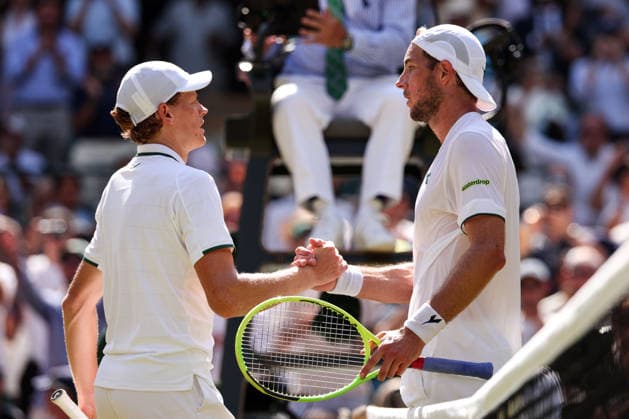 R-L. Jan-Lennard Struff gratuliert dem Sieger Jannik Sinner (ITA) am Netz.Herren Einzel, Men s Singles Tennis - Wimbledon 2026 - Grand Slam ITF ATP, Tennis Herren WTA, Tennis Damen - AELTC - London - - Great Britain - 7 July 2026. *** R L Jan Lennard Struff congratulates the winner, Jannik Sinner (ITA), at the net during the Men s Singles match at Wimbledon 2026, a Grand Slam tournament organized by the ITF, ATP, and WTA, held at the AELTC in London, Great Britain, on July 7, 2026 Copyright: xJuergenxHasenkopfx