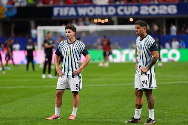 Julian Alvarez of Argentina and Enzo Fernandez of Argentina Argentina v Egypt, 2026 FIFA World Cup, WM, Weltmeisterschaft, Fussball Group of 16, Football, Atlanta Stadium, Atlanta, Georgia, USA - 07 Jul 2026Atlanta Mercedes-Benz Stadium Georgia (GA) United States of America  Copyright: xIsmaelxAdnan Shutterstockx 16981208l