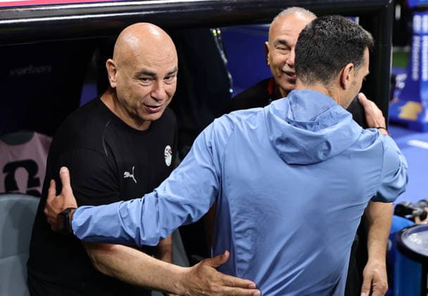 FIFA World Cup, WM, Weltmeisterschaft, Fussball 2026 - Round of 16 - Argentina vs Egypt Egypt s head coach Hossam Hassan (L) shakes hands prior the FIFA World Cup 2026 Round of 16 match Argentina against Egypt, in Atlanta, USA, 07 July 2026. ATLANTA United States  Copyright: xRONALDxWITTEKx