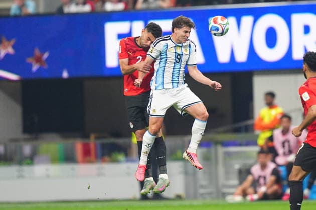 Argentina v Egypt - FIFA World Cup, WM, Weltmeisterschaft, Fussball 2026 - Round of 16 ATLANTA, USA - JULY 07: Julian Alvarez (9) of Argentina in action against Yasser Ibrahim of Egypt during the 2026 FIFA World Cup Round of 16 match between Argentina and Egypt at Mercedes-Benz Stadium (Atlanta Stadium) in Atlanta, Georgia, United States on July 07, 2026. Evrim Aydin Anadolu Georgia United States. Editorial use only. Please get in touch for any other usage.  Copyright: x2026xAnadoluxEvrimxAydinx