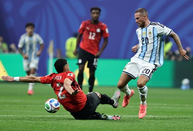 FIFA World Cup, WM, Weltmeisterschaft, Fussball 2026 - Round of 16 - Argentina vs Egypt Alexis Mac Allister of Argentina (R) and Yasser Ibrahim of Egypt in action during the FIFA World Cup 2026 Round of 16 match Argentina against Egypt, in Atlanta, USA, 07 July 2026. ATLANTA United States  Copyright: xRONALDxWITTEKx