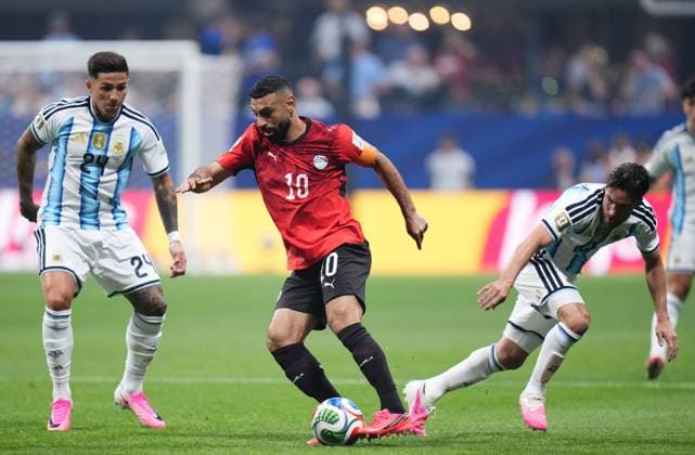 Argentina v Egypt - FIFA World Cup, WM, Weltmeisterschaft, Fussball 2026 - Round of 16 ATLANTA, USA - JULY 7: Mohamed Salah of Egypy drives the ball during the 2026 FIFA World Cup Round of 16 match between Argentina and Egypt at Mercedes-Benz Stadium (Atlanta Stadium) in Atlanta, Georgia, United States on July 7, 2026. Jose Hernandez Anadolu Georgia United States. Editorial use only. Please get in touch for any other usage.  Copyright: x2026xAnadoluxJosexHernandezx