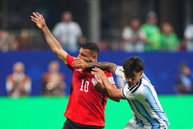 Argentina v Egypt - FIFA World Cup, WM, Weltmeisterschaft, Fussball 2026 - Round of 16 ATLANTA, USA - JULY 07: Lisandro Martínez (6) of Argentina in action against Mohamed Salah (10) of Egypt during the 2026 FIFA World Cup Round of 16 match between Argentina and Egypt at Mercedes-Benz Stadium (Atlanta Stadium) in Atlanta, Georgia, United States on July 07, 2026. Evrim Aydin Anadolu Georgia United States. Editorial use only. Please get in touch for any other usage.  Copyright: x2026xAnadoluxEvrimxAydinx