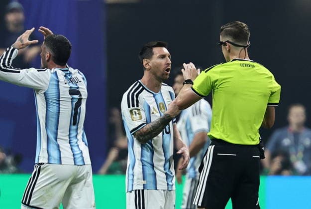 FIFA World Cup, WM, Weltmeisterschaft, Fussball 2026 - Round of 16 - Argentina vs Egypt Lionel Messi of Argentina (C) and teammates argue with the referee during the FIFA World Cup 2026 Round of 16 match Argentina against Egypt, in Atlanta, USA, 07 July 2026. ATLANTA United States  Copyright: xRONALDxWITTEKx