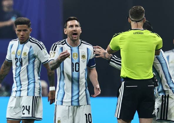 FIFA World Cup, WM, Weltmeisterschaft, Fussball 2026 - Round of 16 - Argentina vs Egypt Lionel Messi of Argentina (C) and teammates argue with the referee during the FIFA World Cup 2026 Round of 16 match Argentina against Egypt, in Atlanta, USA, 07 July 2026. ATLANTA United States  Copyright: xRONALDxWITTEKx