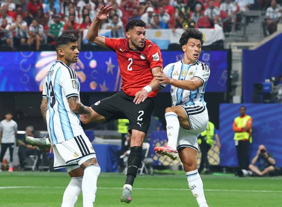 Egypt s Yasser Ibrahim (2) scores a goal as Argentina s Lisandro Martínez (3) and Cristian Romero defend in the first half of a Round of 16 FIFA World Cup, WM, Weltmeisterschaft, Fussball match at Atlanta Stadium in Atlanta, Georgia, on Tuesday, July 7, 2026.  ATL20260707903 CHRISTIANxBRUNSKILL