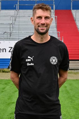 07.07.2026, Fußball, Herren, 2.BL (Bundesliga), Saison 2026 2027, Holstein Kiel, KSV, Media Day, Portraitshooting, Mannschaftsshooting Co-Trainer Julian Hübner Kiel Holstein-Stadion Schleswig-Holstein Deutschland *** July 7, 2026, Soccer, Men s, 2nd Division Bundesliga, 2026–2027 Season, Holstein Kiel, KSV, Media Day, Portrait Shoot, Team Photo Shoot, Assistant Coach Julian Hübner, Holstein Kiel Stadium, Schleswig-Holstein, Germany