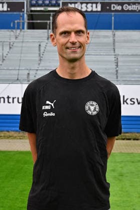 07.07.2026, Fußball, Herren, 2.BL (Bundesliga), Saison 2026 2027, Holstein Kiel, KSV, Media Day, Portraitshooting, Mannschaftsshooting Athletiktrainer Timm Sörensen Kiel Holstein-Stadion Schleswig-Holstein Deutschland *** July 7, 2026, Soccer, Men s, 2nd Division Bundesliga, 2026–2027 Season, Holstein Kiel, KSV, Media Day, Portrait Shoot, Team Photo Shoot, Athletic Trainer Timm Sörensen, Kiel Holstein Stadium, Schleswig-Holstein, Germany