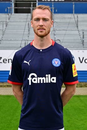 07.07.2026, Fußball, Herren, 2.BL (Bundesliga), Saison 2026 2027, Holstein Kiel, KSV, Media Day, Portraitshooting, Mannschaftsshooting Sebastian Schonlau Kiel Holstein-Stadion Schleswig-Holstein Deutschland *** July 7, 2026, Soccer, Men s, 2nd Division Bundesliga, 2026–2027 Season, Holstein Kiel, KSV, Media Day, Portrait Shoot, Team Photo Shoot, Sebastian Schonlau, Kiel, Holstein Stadium, Schleswig-Holstein, Germany