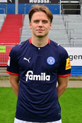 07.07.2026, Fußball, Herren, 2.BL (Bundesliga), Saison 2026 2027, Holstein Kiel, KSV, Media Day, Portraitshooting, Mannschaftsshooting Jonas Therkelsen Kiel Holstein-Stadion Schleswig-Holstein Deutschland *** July 7, 2026, Soccer, Men s, 2nd Division Bundesliga, 2026–2027 Season, Holstein Kiel, KSV, Media Day, Portrait Shoot, Team Photo Shoot, Jonas Therkelsen, Kiel Holstein Stadium, Schleswig-Holstein, Germany