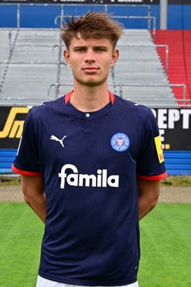 07.07.2026, Fußball, Herren, 2.BL (Bundesliga), Saison 2026 2027, Holstein Kiel, KSV, Media Day, Portraitshooting, Mannschaftsshooting Frederik Roslyng Kiel Holstein-Stadion Schleswig-Holstein Deutschland *** July 7, 2026, Soccer, Men s, 2nd Division Bundesliga, 2026–2027 Season, Holstein Kiel, KSV, Media Day, Portrait Shoot, Team Photo Shoot, Frederik Roslyng, Kiel Holstein Stadium, Schleswig-Holstein, Germany