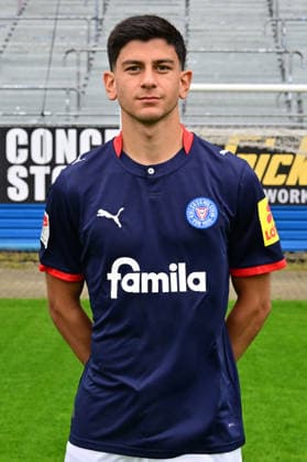 07.07.2026, Fußball, Herren, 2.BL (Bundesliga), Saison 2026 2027, Holstein Kiel, KSV, Media Day, Portraitshooting, Mannschaftsshooting Tayar Tasdelen Kiel Holstein-Stadion Schleswig-Holstein Deutschland *** July 7, 2026, Soccer, Men s, 2nd Division Bundesliga, 2026–2027 Season, Holstein Kiel, KSV, Media Day, Portrait Shoot, Team Photo Shoot, Tayar Tasdelen, Kiel Holstein Stadium, Schleswig-Holstein, Germany