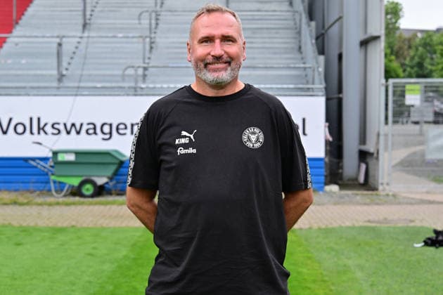 07.07.2026, Fußball, Herren, 2.BL (Bundesliga), Saison 2026 2027, Holstein Kiel, KSV, Media Day, Portraitshooting, Mannschaftsshooting Trainer Tim Walter Kiel Holstein-Stadion Schleswig-Holstein Deutschland *** July 7, 2026, Soccer, Men s, 2nd Division Bundesliga, 2026–2027 Season, Holstein Kiel, KSV, Media Day, Portrait Shoot, Team Photo Shoot, Coach Tim Walter, Holstein Kiel Stadium, Schleswig-Holstein, Germany