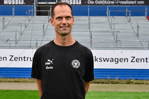 07.07.2026, Fußball, Herren, 2.BL (Bundesliga), Saison 2026 2027, Holstein Kiel, KSV, Media Day, Portraitshooting, Mannschaftsshooting Athletiktrainer Timm Sörensen Kiel Holstein-Stadion Schleswig-Holstein Deutschland *** July 7, 2026, Soccer, Men s, 2nd Division Bundesliga, 2026–2027 Season, Holstein Kiel, KSV, Media Day, Portrait Shoot, Team Photo Shoot, Athletic Trainer Timm Sörensen, Kiel Holstein Stadium, Schleswig-Holstein, Germany