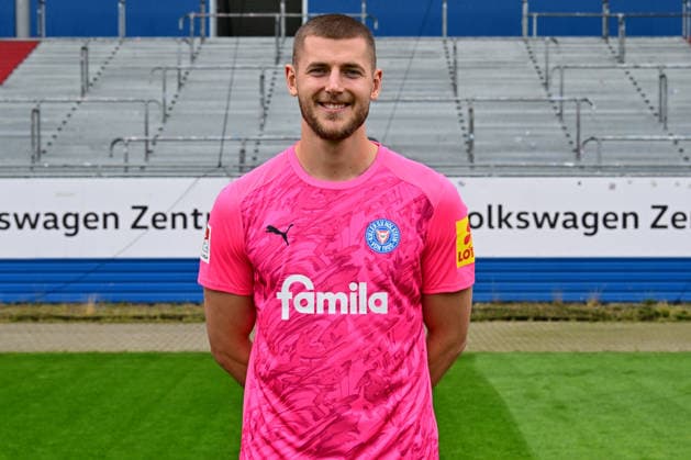 07.07.2026, Fußball, Herren, 2.BL (Bundesliga), Saison 2026 2027, Holstein Kiel, KSV, Media Day, Portraitshooting, Mannschaftsshooting Torwart Timon Weiner Kiel Holstein-Stadion Schleswig-Holstein Deutschland *** July 7, 2026, Soccer, Men s, 2nd Division Bundesliga, 2026–2027 Season, Holstein Kiel, KSV, Media Day, Portrait Shoot, Team Photo Shoot, Goalie Timon Weiner, Kiel Holstein Stadium, Schleswig-Holstein, Germany