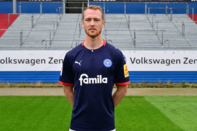 07.07.2026, Fußball, Herren, 2.BL (Bundesliga), Saison 2026 2027, Holstein Kiel, KSV, Media Day, Portraitshooting, Mannschaftsshooting Sebastian Schonlau Kiel Holstein-Stadion Schleswig-Holstein Deutschland *** July 7, 2026, Soccer, Men s, 2nd Division Bundesliga, 2026–2027 Season, Holstein Kiel, KSV, Media Day, Portrait Shoot, Team Photo Shoot, Sebastian Schonlau, Kiel, Holstein Stadium, Schleswig-Holstein, Germany
