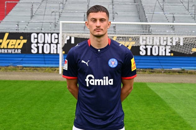 07.07.2026, Fußball, Herren, 2.BL (Bundesliga), Saison 2026 2027, Holstein Kiel, KSV, Media Day, Portraitshooting, Mannschaftsshooting Adrian Kapralik Kiel Holstein-Stadion Schleswig-Holstein Deutschland *** July 7, 2026, Soccer, Men s, 2nd Division Bundesliga, 2026–2027 Season, Holstein Kiel, KSV, Media Day, Portrait Shoot, Team Photo Shoot, Adrian Kapralik, Kiel Holstein Stadium, Schleswig-Holstein, Germany