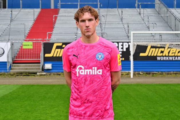 07.07.2026, Fußball, Herren, 2.BL (Bundesliga), Saison 2026 2027, Holstein Kiel, KSV, Media Day, Portraitshooting, Mannschaftsshooting Torwart Ben Schmit Kiel Holstein-Stadion Schleswig-Holstein Deutschland *** July 7, 2026, Soccer, Men s, 2nd Division Bundesliga, 2026–2027 Season, Holstein Kiel, KSV, Media Day, Portrait Shoot, Team Photo Shoot, Goalie Ben Schmit, Holstein Kiel Stadium, Schleswig-Holstein, Germany