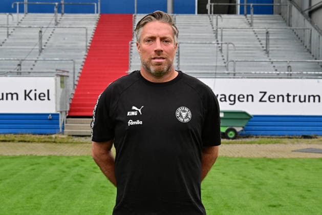 07.07.2026, Fußball, Herren, 2.BL (Bundesliga), Saison 2026 2027, Holstein Kiel, KSV, Media Day, Portraitshooting, Mannschaftsshooting Co-Trainer Michael Wimmer Kiel Holstein-Stadion Schleswig-Holstein Deutschland *** July 7, 2026, Soccer, Men s, 2nd Division Bundesliga, 2026–2027 Season, Holstein Kiel, KSV, Media Day, Portrait Shoot, Team Photo Shoot, Assistant Coach Michael Wimmer, Holstein Kiel Stadium, Schleswig-Holstein, Germany